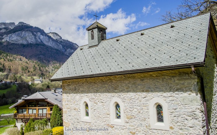 La chapelle de Gys (commune du Biot). Au loin, l'église de la Baume.