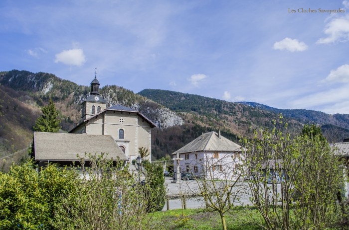 L'église et la place du village.