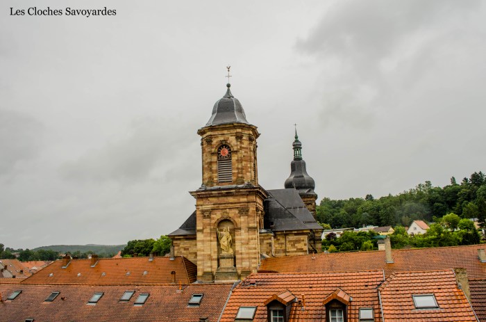 L'abbatiale et les toits du bourg.